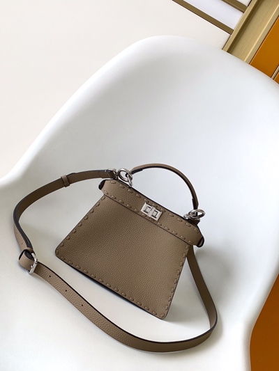 フェンディバッグ背面デザイン